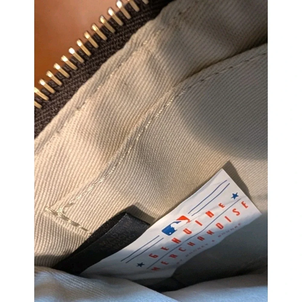 Dooney & Bourke zipper closure